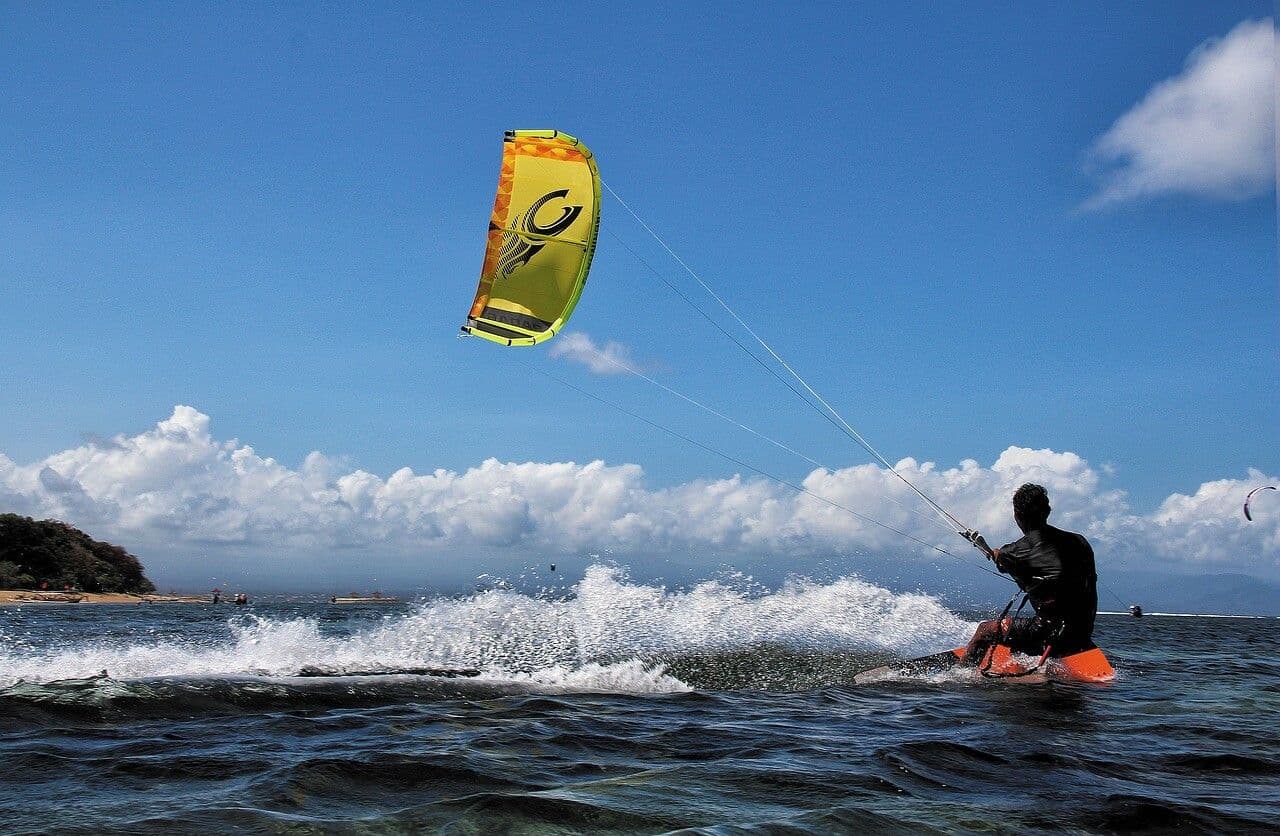 Jak zacząć z kitesurfingiem? Podpowiadamy!